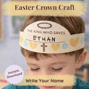 Puede incluir: Un niño lleva una corona de Pascua con el texto "Easter Crown Craft". La corona está decorada con corazones, una cruz y las palabras "THE KING WHO SAVES" y "ETHAN". También son visibles las palabras "Write Your Name".