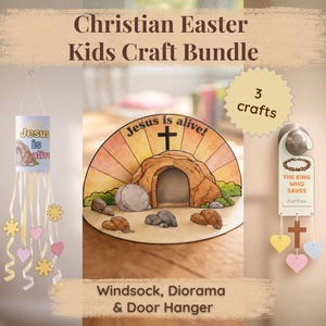 Puede incluir: Paquete de manualidades de Pascua cristiana para niños con un móvil, un diorama y un colgador de puerta. El móvil tiene el texto "Jesus is alive!" y cintas decorativas. El diorama representa un sepulcro vacío. El colgador de puerta tiene el texto "THE KING WHO SAVES".