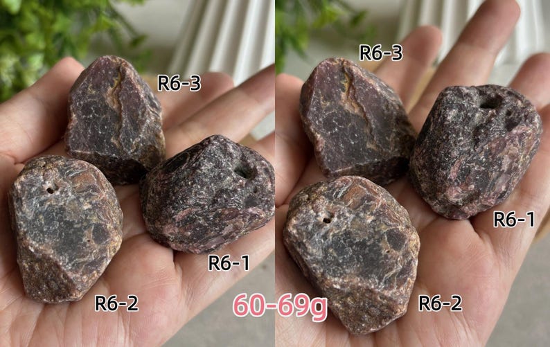 Peut inclure: Trois pierres brutes brun-rouge fonc&eacute; avec des surfaces irr&eacute;guli&egrave;res et textur&eacute;es et des trous visibles. Les pierres sont &eacute;tiquet&eacute;es R6-1, R6-2 et R6-3, avec le texte 60-69g affich&eacute; en rose, indiquant la plage de poids de ces sp&eacute;cimens min&eacute;raux.
