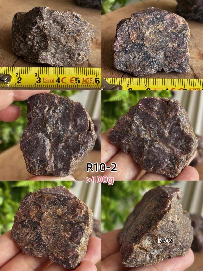 Peut inclure: Un sp&eacute;cimen min&eacute;ral brut de couleur brun-rouge fonc&eacute; avec une surface cristalline textur&eacute;e. Certaines images montrent la pierre &agrave; c&ocirc;t&eacute; d'un m&egrave;tre ruban jaune, indiquant une largeur d'environ 6,5 cm. Le texte indique R10-2 >100g et R7-2.