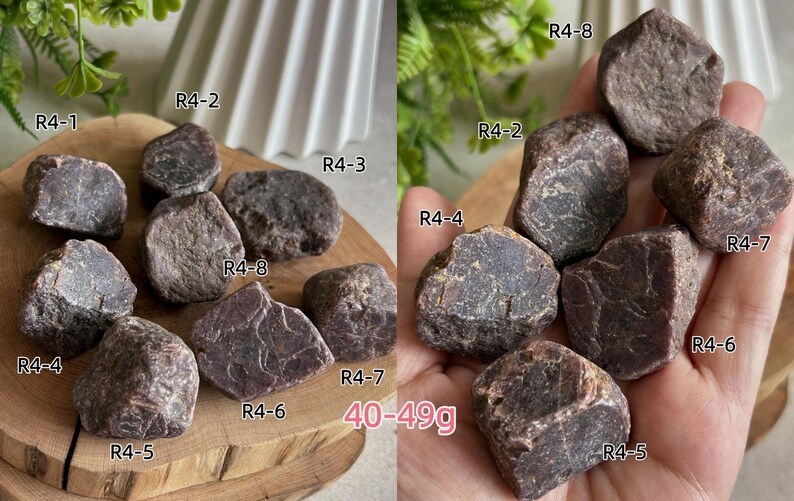 Peut inclure: Une collection de pierres brutes brun-rouge fonc&eacute; aux surfaces irr&eacute;guli&egrave;res et facett&eacute;es. Chaque pierre est &eacute;tiquet&eacute;e avec les codes R4-1 &agrave; R4-8. Le texte 40-49g est visible, indiquant la plage de poids de ces sp&eacute;cimens min&eacute;raux naturels.