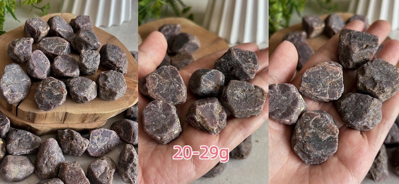 Peut inclure: Une collection de pierres de grenat brutes, brun rouge&acirc;tre fonc&eacute;, aux formes irr&eacute;guli&egrave;res et polies avec des surfaces textur&eacute;es. Les pierres sont pr&eacute;sent&eacute;es en groupe et tenues dans une paume, avec un texte indiquant un poids de 20-29g par pi&egrave;ce.