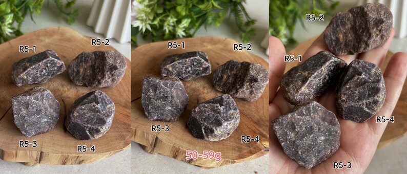 Peut inclure: Quatre pierres min&eacute;rales brutes, brun fonc&eacute;, de forme irr&eacute;guli&egrave;re, &eacute;tiquet&eacute;es R5-1, R5-2, R5-3 et R5-4. Les pierres ont une surface textur&eacute;e et cristalline et sont pr&eacute;sent&eacute;es en groupe, avec un poids total indiqu&eacute; de 50-59g sur l'image.
