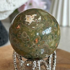 Sphère de jaspe naturel de la forêt tropicale – Boule minérale verte irisée, décoration intérieure, objet de collection, chakra racine