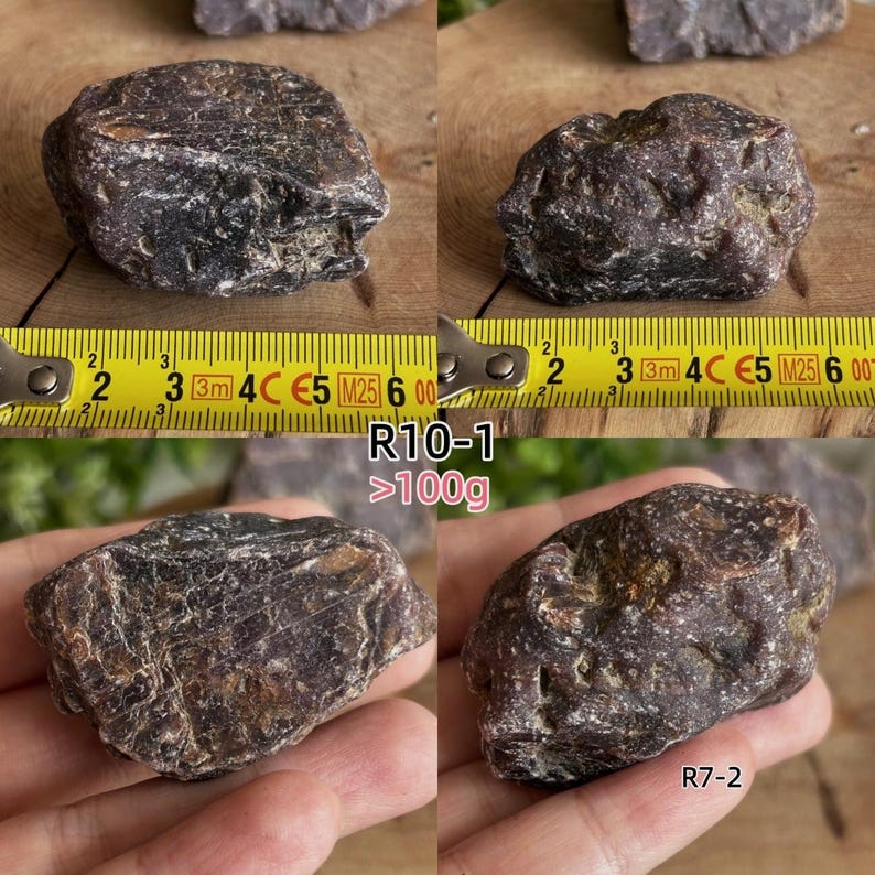 Peut inclure: Un sp&eacute;cimen min&eacute;ral de couleur violet fonc&eacute; &agrave; la texture rugueuse, pr&eacute;sent&eacute; sous quatre angles. Deux images montrent la pierre &agrave; c&ocirc;t&eacute; d'un m&egrave;tre ruban jaune, indiquant une longueur d'environ 6,5 cm. Le texte R10-1, >100g et R7-2 est visible.