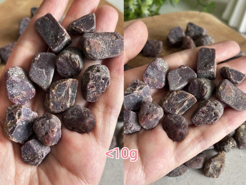 Peut inclure: Une collection de pierres de rubis brutes et polies avec une palette de couleurs bordeaux profond et rouge fonc&eacute;. Les pierres pr&eacute;sentent des formes naturelles irr&eacute;guli&egrave;res avec des surfaces textur&eacute;es et des opacit&eacute;s variables. Poids inf&eacute;rieur &agrave; 10g.