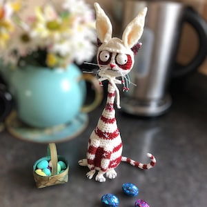 Patrón de ganchillo para gato navideño con bastón de caramelo