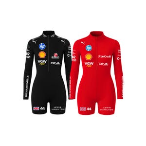 Puede incluir: Un body deportivo de manga larga negro y otro rojo, cada uno con cremallera frontal, logotipos de patrocinadores como HP, Shell, UniCredit, VGW Play, Ceva y Richard Mille, además del número 44, una bandera británica y el nombre Lewis Hamilton.