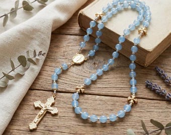 Handgefertigter katholischer Rosenkranz mit blauen Glasperlen und Goldkreuz, religiöse Gebetskette, perfekt für die Taufe, Kommunion oder das persönliche Gebet