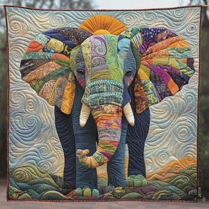 Puede incluir: Un edredón de elefante colorido con un diseño de patchwork. El elefante está representado con tonos vibrantes de azul, naranja, verde y morado. El edredón presenta un diseño de sol sobre la cabeza del elefante y un paisaje en la parte inferior.