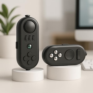 Puede incluir: Dos controladores fidget negros, uno vertical y otro horizontal, expuestos sobre pedestales blancos. El controlador vertical tiene un joystick, botones e interruptores. El controlador horizontal tiene botones, un joystick y un interruptor.