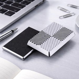 Può includere: Tagliere in legno fatto a mano con finitura naturale. La tavola rettangolare presenta un incavo per il succo e un manico. Dimensioni: circa 45,7 cm di lunghezza, 30,5 cm di larghezza e 1,9 cm di spessore.