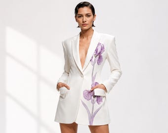 Vestido tipo blazer blanco pintado a mano, diseño floral de lirios morados, atuendo para recepción de boda.
