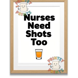 Könnte beinhalten: Gerahmter Druck mit dem Text "Nurses Need Shots Too" in Schwarz. Darunter eine Grafik eines Schnapsglases mit orangefarbener Flüssigkeit. Der Rahmen ist hellbraun, der Druck hat einen weißen Hintergrund. Das Logo "PRINTEY PRINTS" ist sichtbar.