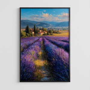 Könnte beinhalten: Ein gerahmter Kunstdruck mit einem Ölgemälde eines weiten, blühenden Lavendelfeldes. Die violetten Reihen führen zu einer kleinen Ansammlung von Steingebäuden zwischen hohen Zypressen, mit fernen blauen Bergen unter einem hellen Himmel.