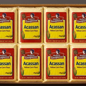 以下が含まれることがあります： 「Acassan」の黄色いコーンフラワーが8袋入った箱。各パッケージには、「Madame Gougousse」のブランド名とトウモロコシのグラフィックが描かれた赤と黄色のラベルが付いています。正味重量は1袋あたり454gです。