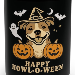Può includere: Una tazza in ceramica nera con la grafica di un cane marrone e bianco che indossa un cappello da strega, affiancato da due zucche arancioni. Il disegno include un fantasma bianco, pipistrelli, una luna crescente e la scritta "HAPPY HOWL-O-WEEN".