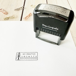 Może przedstawiać: Czarny stempel samouszczelniający z grafiką skrzypiec i tekstem "MY PRACTICE" z siatką kalendarza na dni tygodnia. Stempel zawiera również tekst "Music Escapades" i adres strony internetowej "musicescapades.com".