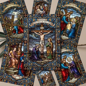 Op de afbeelding: Een verzameling glas-in-loodkunst die de Staties van de Kruisweg uitbeeldt. De centrale afbeelding toont Jezus aan het kruis, met andere panelen die verschillende scènes uit de Passie illustreren. Het kunstwerk heeft levendige kleuren en ingewikkelde details, met tekstlabels.