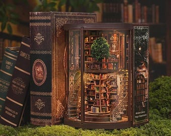 Biblioteka chronologicznych annałów mądrości | Zestaw DIY Book Nook | Miniaturowa diorama biblioteczna | Drewniana dekoracja domku dla lalek | Prezent w postaci wkładki do regału