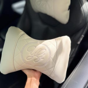 Cojín de coche de cuero ecológico / Bordado personalizado / Cojín hecho a mano