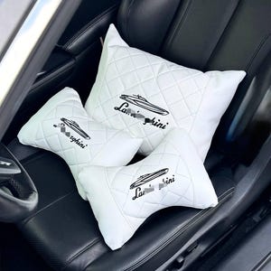 Juego de almohadas de lujo personalizadas para coche, cojines de asiento con logotipo personalizado, decoración interior de cuero ecológico para automóvil, regalo bordado para el conductor.