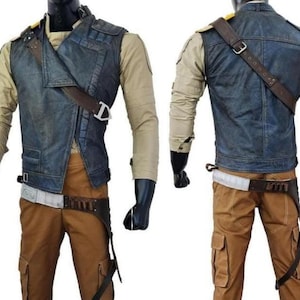 Puede incluir: Un disfraz de dos piezas con un chaleco azul con una correa de cuero marrón y una camisa beige de manga larga. El disfraz incluye pantalones cargo marrones y un cinturón blanco con una funda marrón. El maniquí lleva guantes negros.