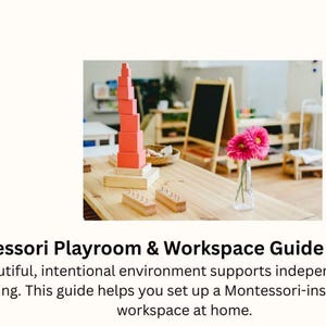 Op de afbeelding: Montessori-speelkamersetup met een rode houten toren, houten blokken en een vaas met roze bloemen op een houten tafel. Een schoolbord en andere Montessori-materialen zijn op de achtergrond te zien. De tekst luidt "Montessori Playroom & Workspace Guide (Ages 3-6)".