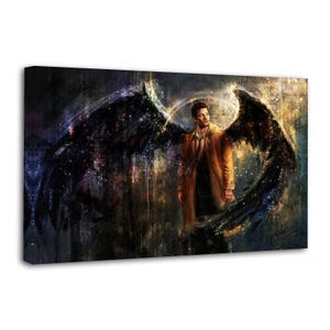 Puede incluir: Impresión en lienzo de un hombre con abrigo color canela y alas oscuras de ángel. La obra de arte tiene un fondo oscuro y texturizado con salpicaduras de color y un efecto de halo alrededor de la cabeza del hombre. Las alas son negras con detalles brillantes.