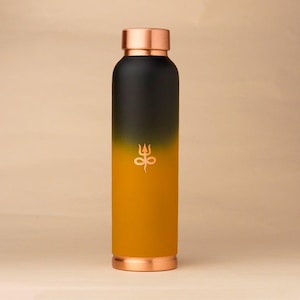 May include: A stainless steel water bottle with a copper-coloured cap and base. The bottle has a gradient design, transitioning from black to yellow-orange. A copper-coloured emblem is centered on the bottle. The bottle is approximately 25 cm tall.