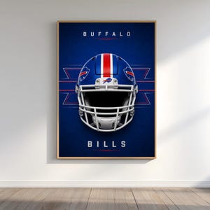 Pode incluir: Um poster emoldurado com um capacete de futebol americano azul do Buffalo Bills com uma faixa vermelha no centro. As palavras "BUFFALO" e "BILLS" estão em letras maiúsculas brancas acima e abaixo do capacete, em um fundo azul.