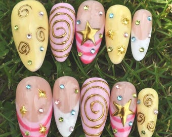Pastellfärgade stjärnvirvel-pressnaglar, rosa gul mandelmanikyr, set med strass-konst
