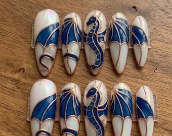 Unhas postiças 3D Dragão Azul, design iridescente em filigrana, arte de unhas fantástica e mítica.