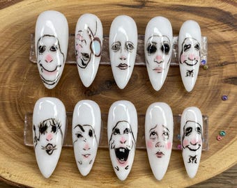Uñas postizas color almendra pintadas a mano, set de arte de dibujos animados Y2K con cara espeluznante