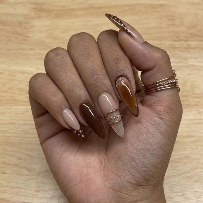 Faux ongles à coller Brown Aura, lignes chromées ombrées espresso ...