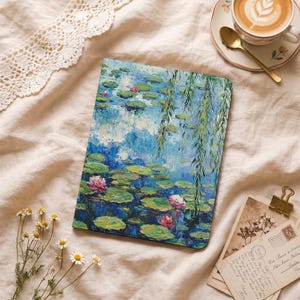 Pode incluir: Uma capa retangular para tablet com uma pintura impressionista vibrante de um lago com vitórias-régias verdes, flores cor-de-rosa e ramos de salgueiro pendentes em tons de azul, verde e branco, com pinceladas visíveis e texturizadas.