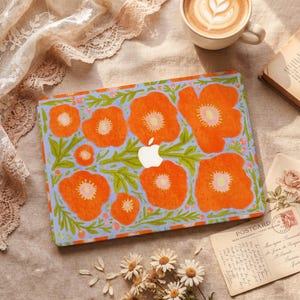 Può includere: Una cover protettiva per laptop caratterizzata da un vivace motivo di fiori di papavero arancioni con centri rosa chiaro e fogliame verde su sfondo azzurro, con un ritaglio centrale che rivela il logo Apple bianco del dispositivo.