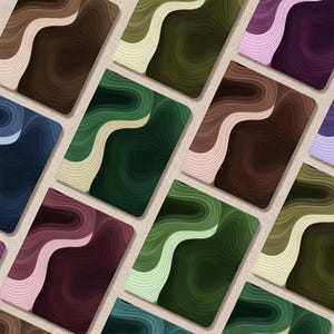 Puede incluir: Una colección de tarjetas rectangulares con patrones de líneas superpuestas de estilo topográfico en varias paletas de colores, incluyendo tonos marrones, verde bosque, morado oscuro, azul marino y rosa suave.
