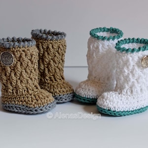 Puede incluir: Dos pares de botines de bebé tejidos a crochet. Un par es marrón con ribete gris y el otro par es blanco con ribete turquesa. Ambos pares tienen un botón en la parte superior.