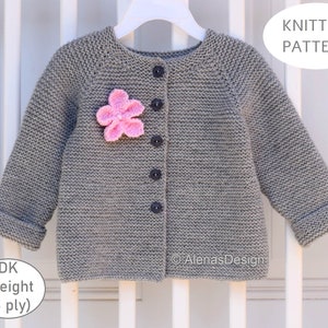 Puede incluir: Patrón de tejido para un cárdigan de bebé gris con un adorno de flor rosa. El patrón es para hilo de peso DK (8 hebras).