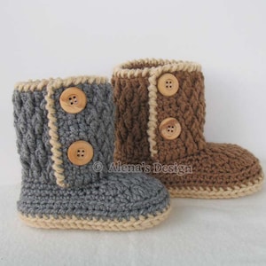 Puede incluir: Dos pares de botines de bebé tejidos a crochet con detalles de botones. Un par es gris con ribete beige y el otro par es marrón con ribete beige.