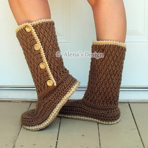 Puede incluir: Bota de crochet marr&oacute;n con ribete beige y botones. La bota se lleva en el pie de una persona.  "Alena's Design" es visible en la bota.