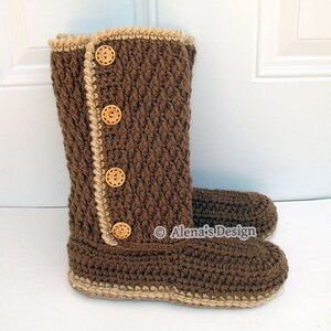 Puede incluir: Pantuflas de crochet marrones con ribete beige y botones de madera. Las pantuflas tienen una punta puntiaguda y una suela de crochet.