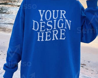 Gildan 18000 Royal Mockup Beach: Maquetas de sudaderas femeninas de estilo de vida, mujeres a la moda