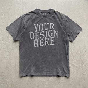 Op de afbeelding: Een antracietgrijs t-shirt met korte mouwen en een ronde hals. Op de voorkant staat de tekst 'YOUR DESIGN HERE' in een lichtgrijs, verweerd schreeflettertype. De stof heeft een gewassen uiterlijk in een vintage-stijl.