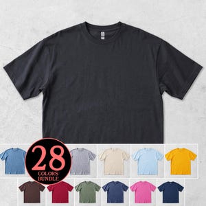 Puede incluir: Una camiseta gris oscuro de manga corta. Debajo de la camiseta hay una variedad de camisetas de colores, incluyendo azul, gris, beige, amarillo y rosa. Un gráfico circular dice "28 COLORS BUNDLE".