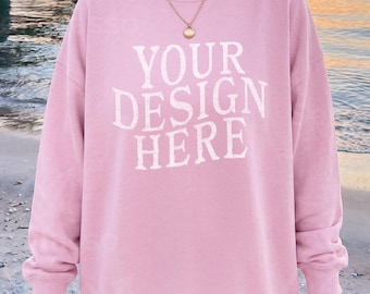 Maqueta de sudadera Gildan 18000 rosa claro para playa: Maquetas de sudaderas femeninas de estilo de vida, mujeres a la moda
