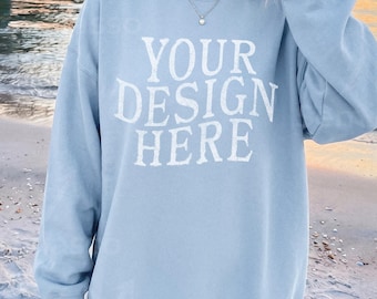 Maqueta de sudadera Gildan 18000 azul claro para playa: Maquetas de sudaderas femeninas de estilo de vida, moda femenina