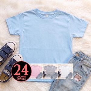 Może przedstawiać: Jasnoniebieski t-shirt z krótkim rękawem w połączeniu z niebieskimi dżinsami i granatowymi trampkami. Okrągła grafika zawiera napis 24 COLORS BUNDLE, a mniejsze zdjęcia przedstawiają różowe, szare i białe t-shirty z pasującymi dżinsami i butami.