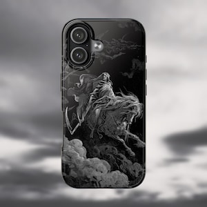 Könnte beinhalten: Schwarze Handyhülle mit einer schwarz-weißen Illustration einer verhüllten Figur auf einem Pferd, die eine Sense hält. Das Bild hat ein gotisches Thema mit wirbelnden Wolken und dramatischer Beleuchtung.